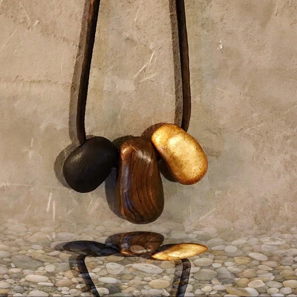 Matana Organic formed pebble necklace black & Gold - Picture 5 of 8